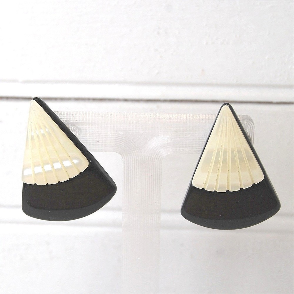 Vintage Black‎ & White Lucite Clip-on Earrings Mother of Pearl Triangle MOD Stud